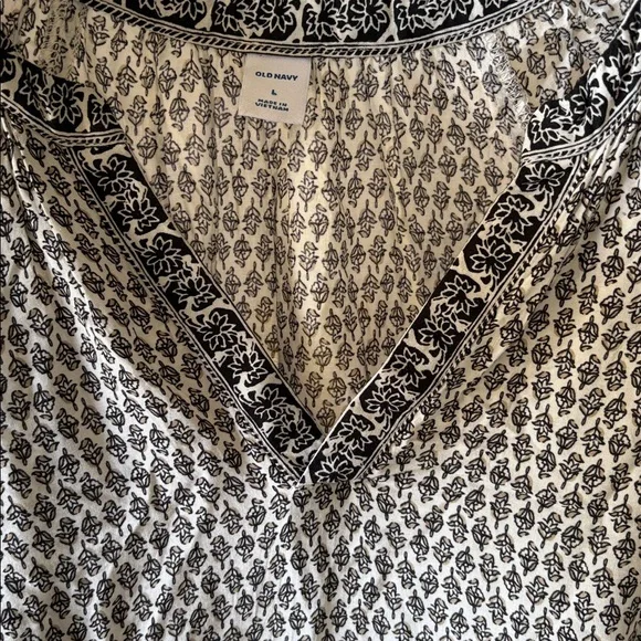 Old Navy Black and White V‑Neck Tiered Maxi Dress - Picture 6 of 7